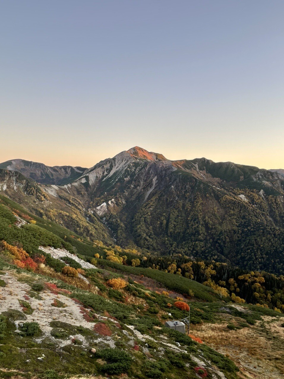 双六岳 三俣蓮華岳 槍ヶ岳 穂高岳 上高地の写真1枚目 双六小屋前から 朝日に照らし出される鷲羽 Yamap ヤマップ