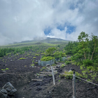 ちょっと雲が切れて上が見える。富士山山頂か？