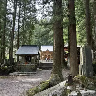 甲斐駒ヶ岳神社に参拝⛩️
この奥に尾白渓谷があるけど、
ヒル問題にひるんで、やめといた🥲