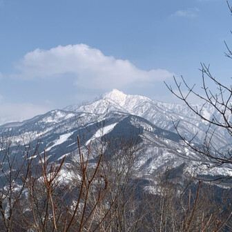 尖山 今日は景色も最高！☀️
もうちょいゆっくり休憩したいけど、雪山って下りが夏山より時間かかるから、ストレッチして降りるかー⤵︎