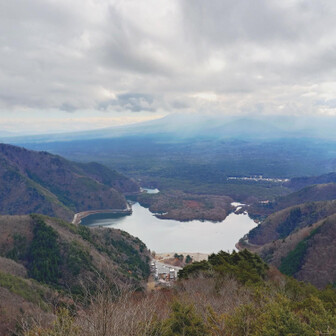 途中の展望台からも富士山は見えません