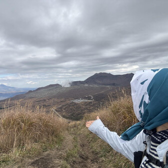さっき登った中岳と火口です