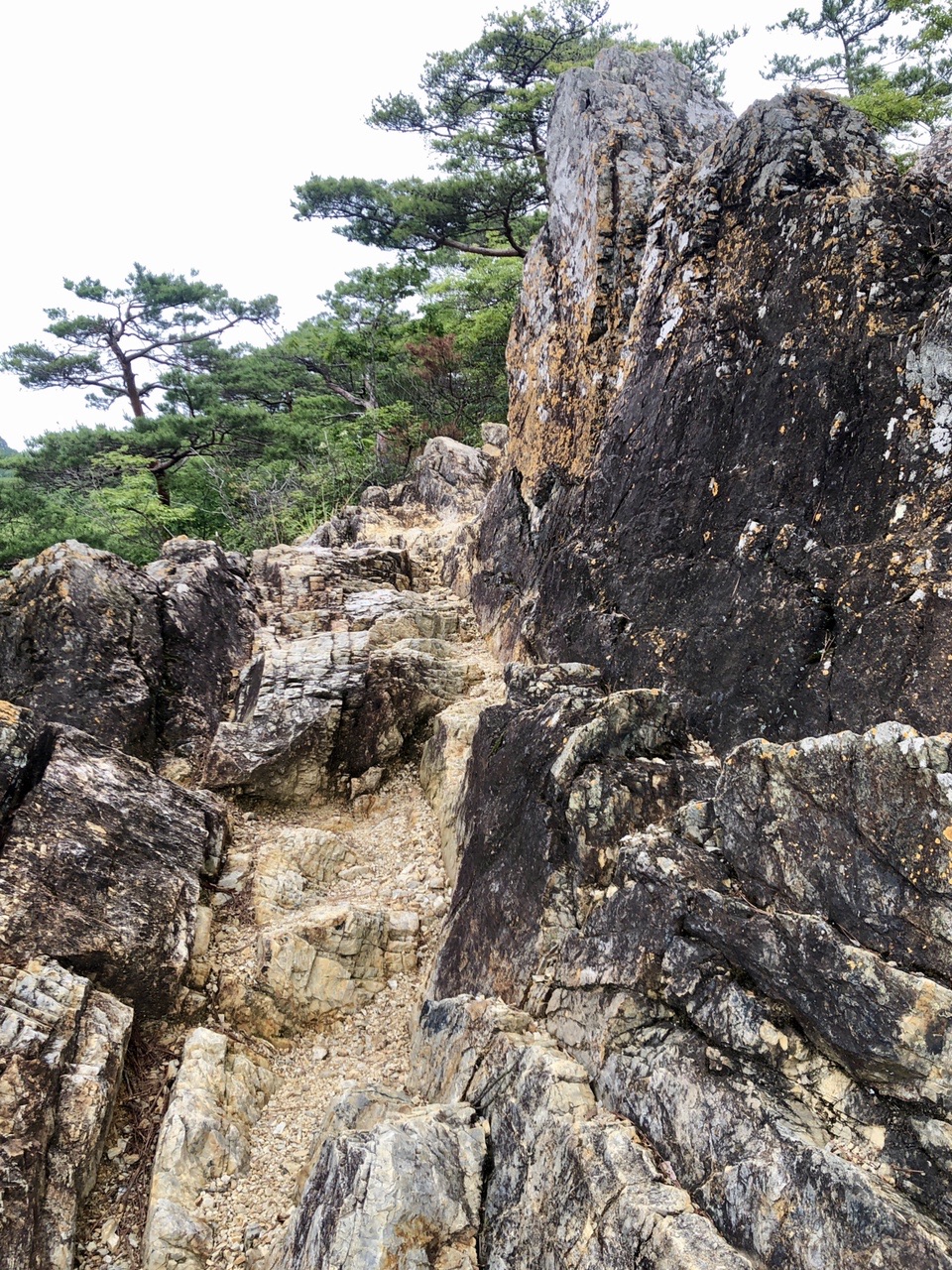 両崖山・仙人ヶ岳・石尊山 展望のよい岩場