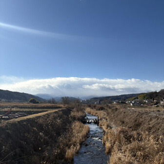 中山道（小田井宿・塩名田宿・八幡宿・望月宿・芦田宿） 鹿曲川に掛かる橋から
蓼科山は未だ雲の上