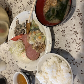 夕ご飯。
チキンにブロッコリーとニンジン、玉ねぎホワイトソース煮がかかったおかずと、きのこの胡麻味噌和えがおいしすぎておかわりしました🍚