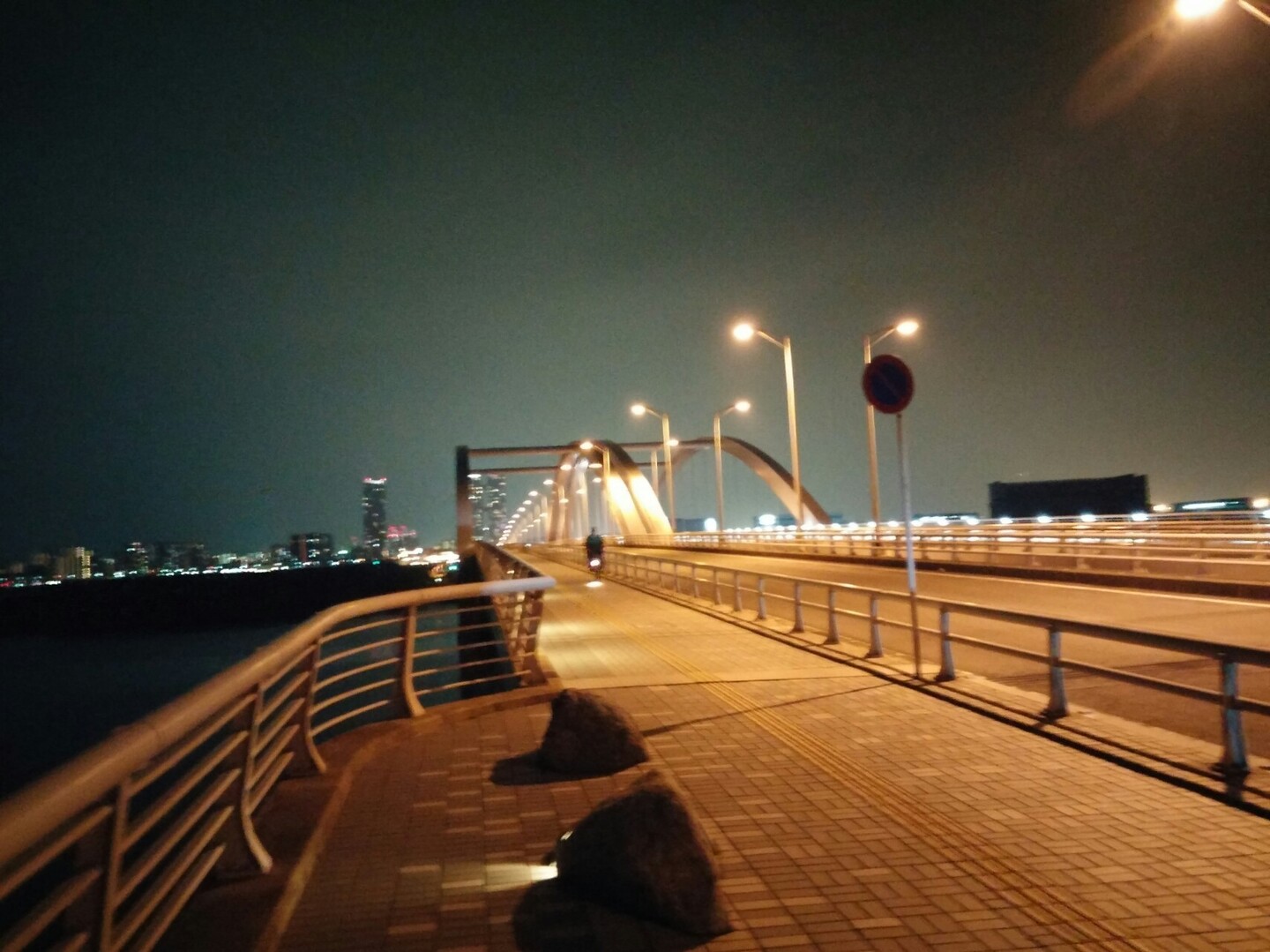 福岡市 夜のアイランドシティ 公式 福岡市 防災情報含む の写真2枚目 海の中道大橋 ピンボケ Yamap ヤマップ