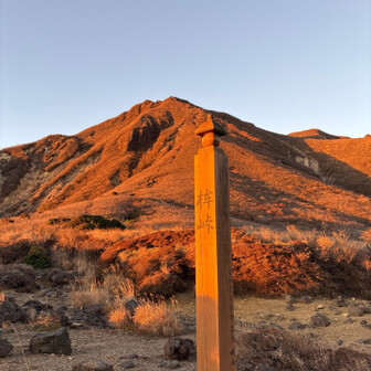 白口岳のモルゲンロート❣️😍
そう言えば去年の今頃ここ下ってて転倒、
肋にヒビ入れたわ🤣笑笑♬
