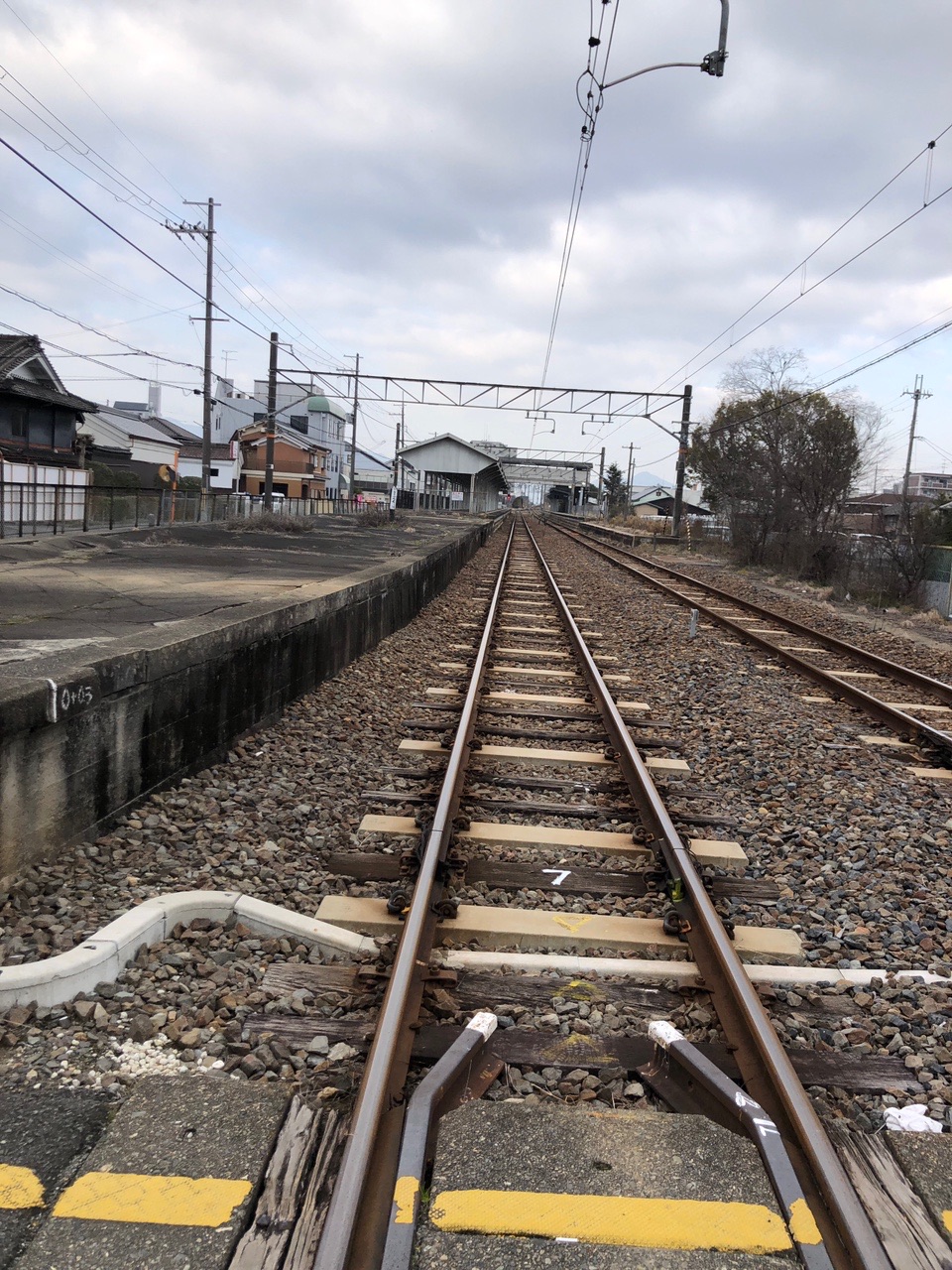 高取山 ＪＲ畝傍駅前を横切ります