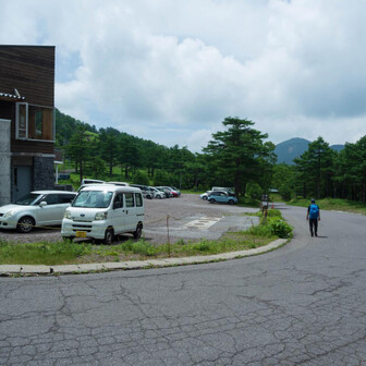駐車場へ