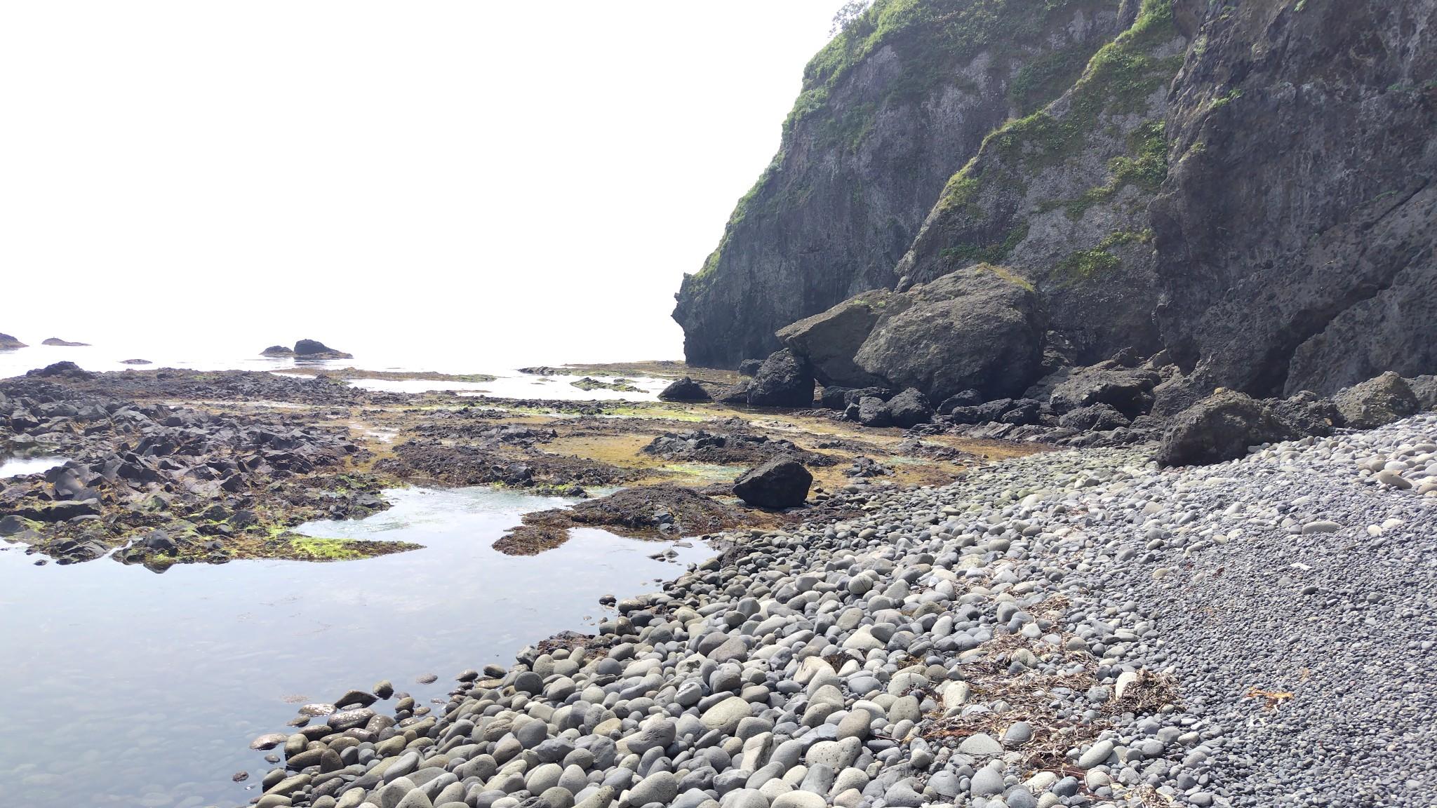 剣岩の海岸線。潮位30cmほど。登山靴のママ進んで行く。