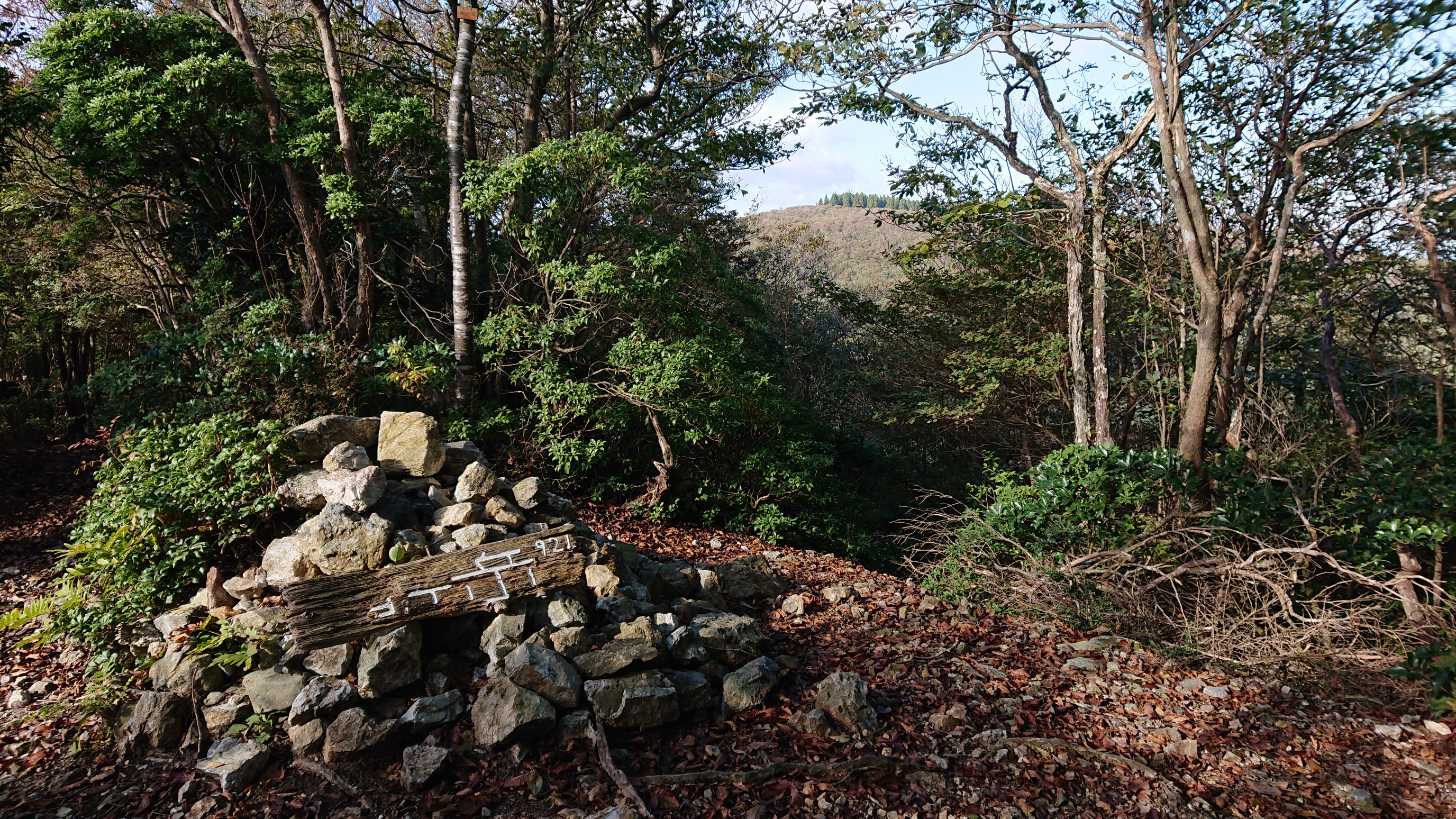 愛宕三兄弟からの神護寺 清滝トンネル 愛宕山 地蔵山 竜ヶ岳 神護寺 清滝トンネル Kazkaz08さんの愛宕山 三頭山 朝日峯の活動データ Yamap ヤマップ