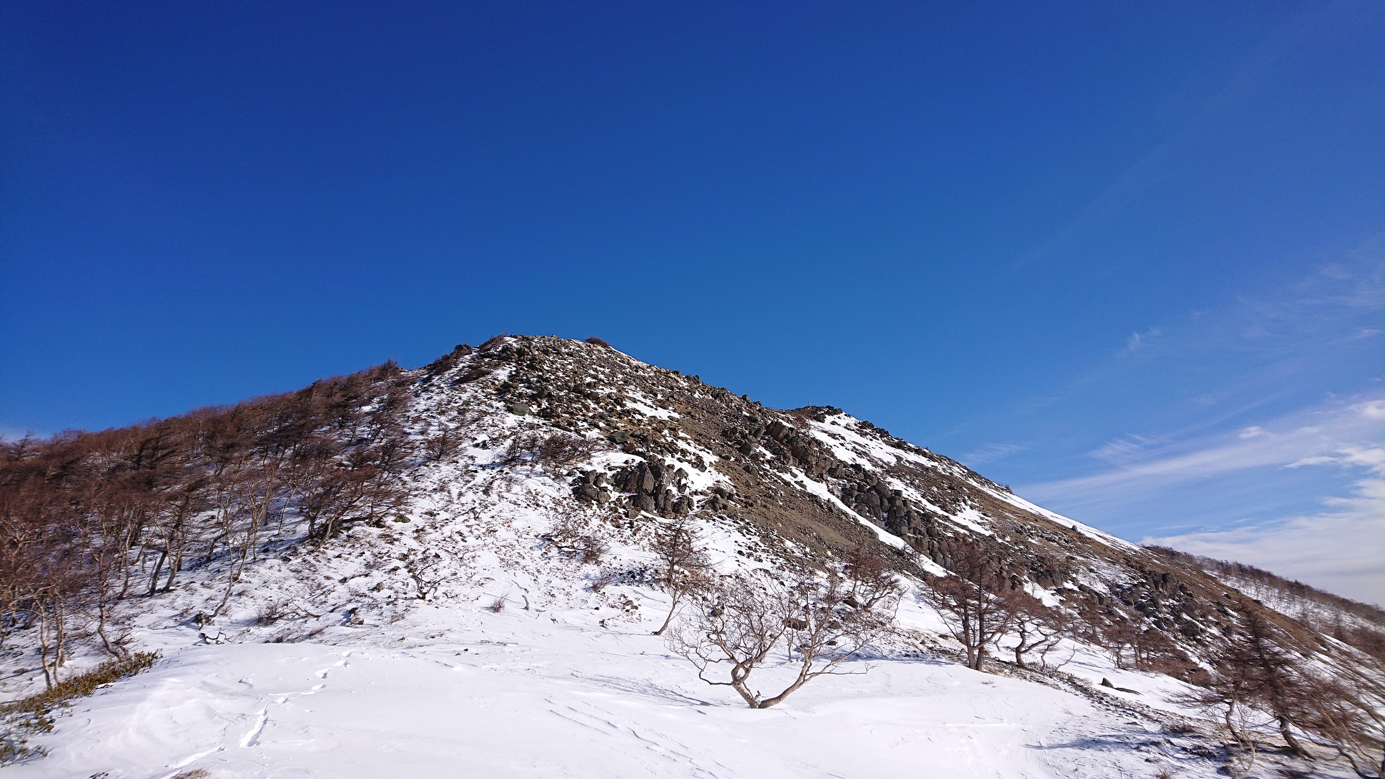 日光白根山・五色山・錫ヶ岳 前白根山のピーク付近で
電波が入り通報出来ました