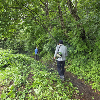 観鋸台から先は全員で草刈り🌿
草刈り機や、鎌で！