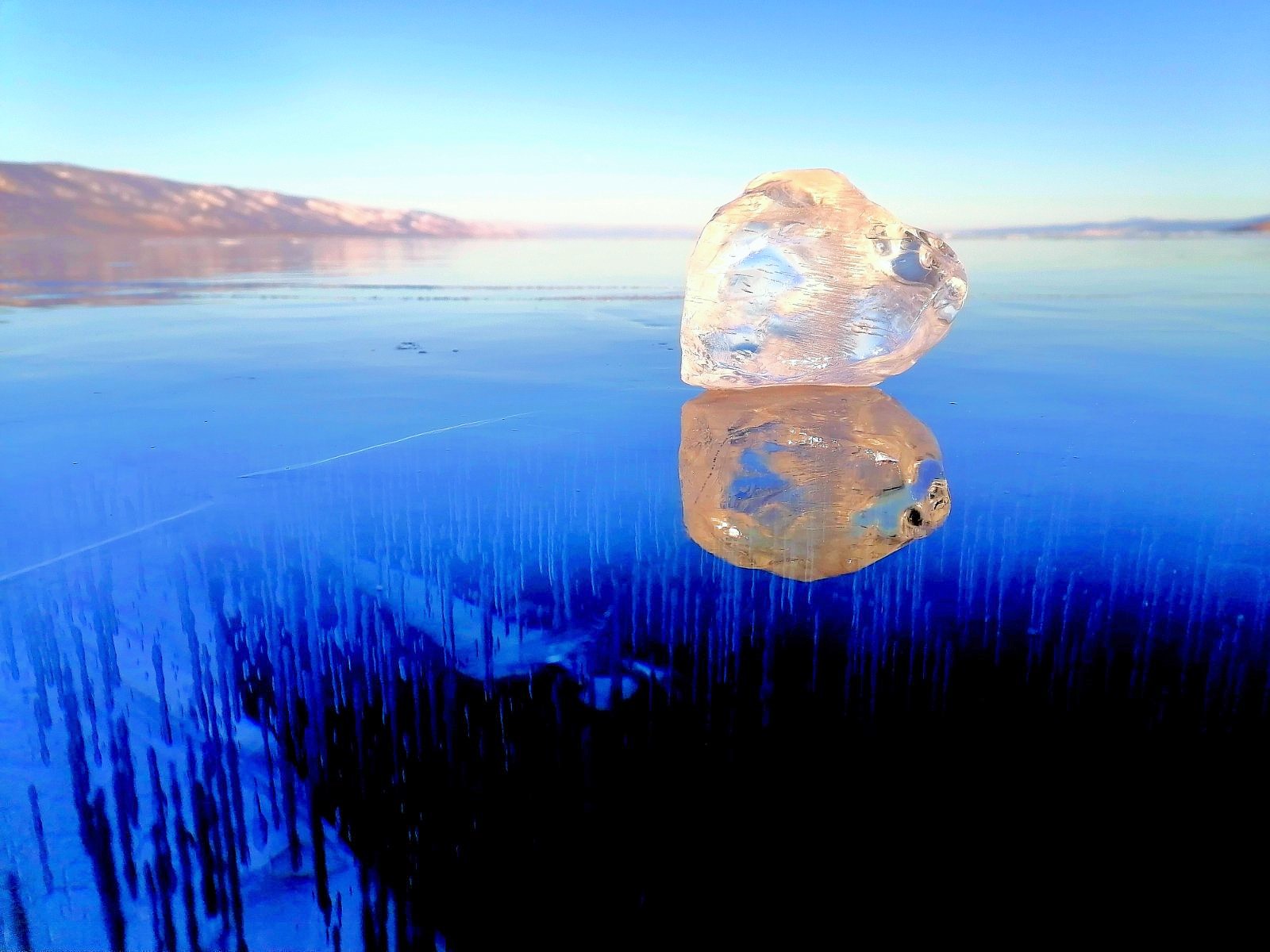 凍結のバイカル湖 極寒シベリアの凍結したバイカル湖（世界遺 / 柴犬太郎さんの