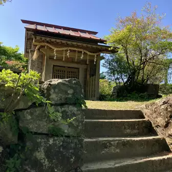 山頂に神社があり、ここでしばし休憩　あとからもう一方が登ってきました