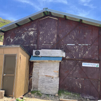 権現小屋は閉鎖中。トイレも使えません。