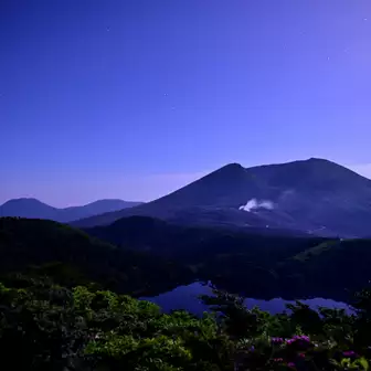 白鳥山頂から、白紫池と韓国岳
新月とは全く違う雰囲気です