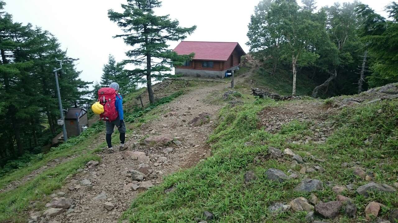 山頂下の避難小屋