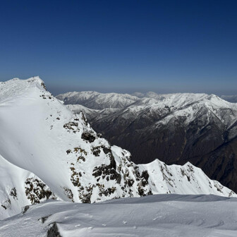 もう一つのピークのオキの耳に向かいます。中央奥にはうっすらと新潟の名峰越後駒ヶ岳と中ノ岳、手前の峰々は馬蹄形縦走路の山々と上越国境（上→上野国、越→越後国）の山々です🏔️