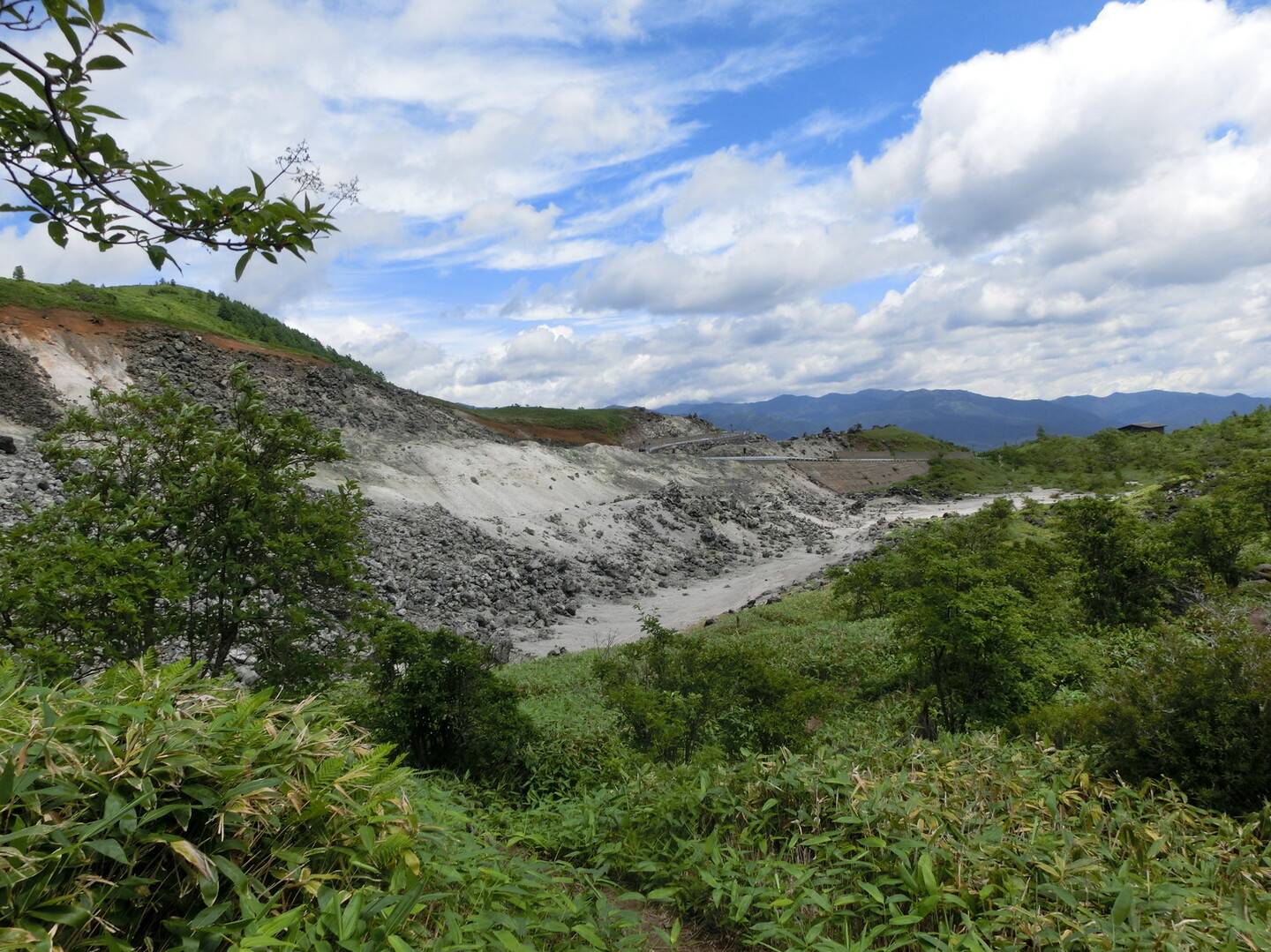 コマクサの草津白根山 草津白根山 湯釜の写真61枚目 殺傷河原全景 Yamap ヤマップ