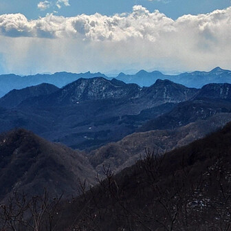 鼻曲山・氷妻山・留夫山 あっちは雪かな？