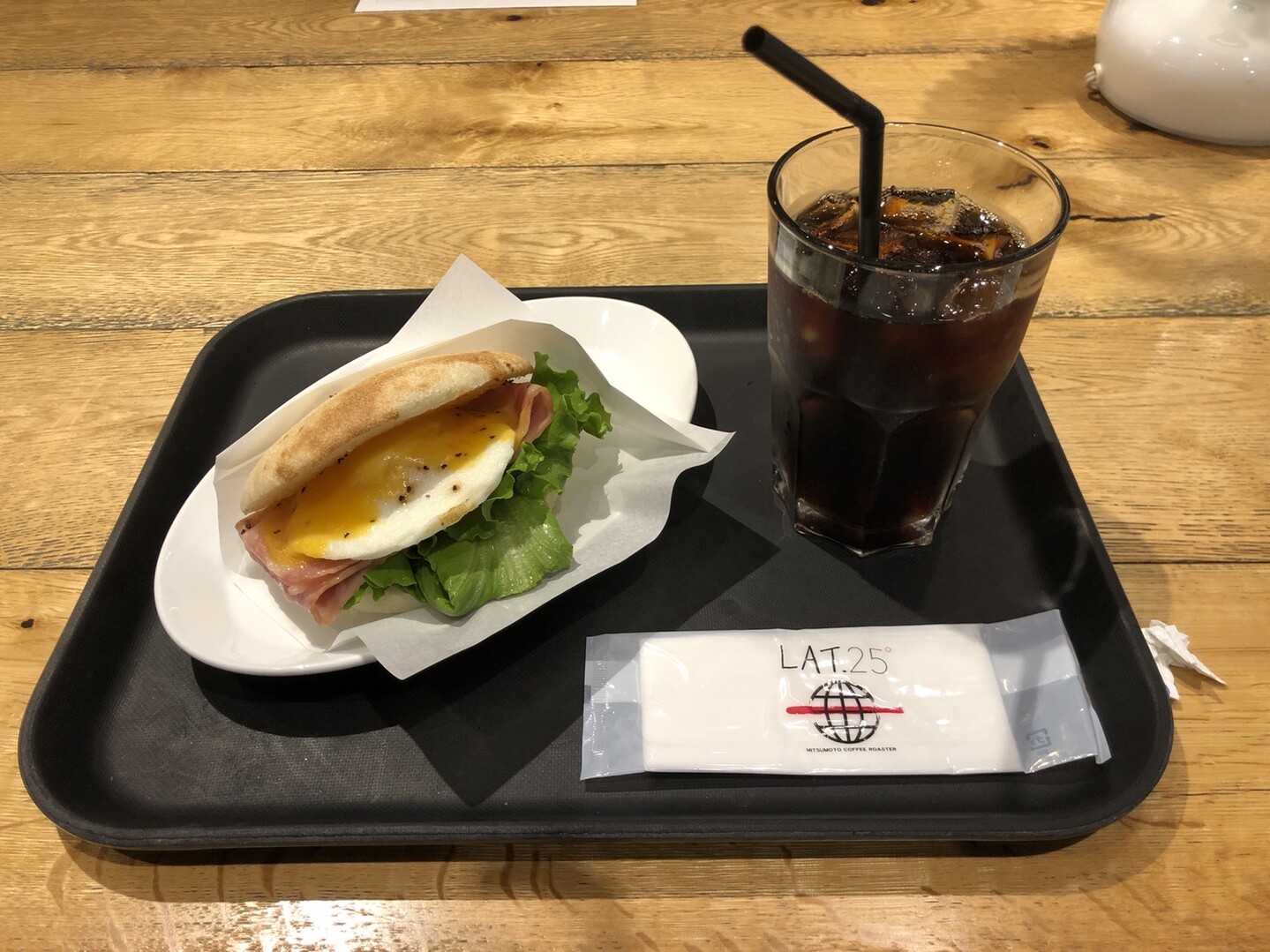 空港で朝飯。<br>
これで１０００円超える。<br>
<br>
徒歩ホホホ・・・