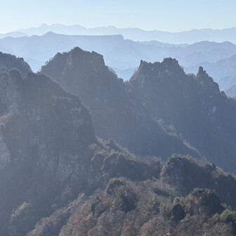 金洞山のむこうには荒船山、さらに奥は八ヶ岳
星穴岳の穴も見えるけどそのうえは人かな