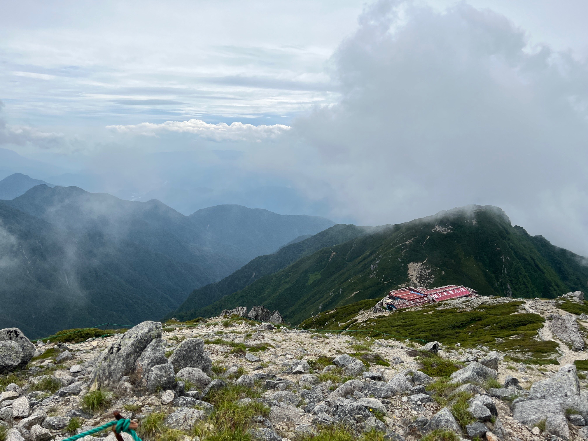 ガスが晴れ、山頂山荘がハッキリと 見下ろせます。