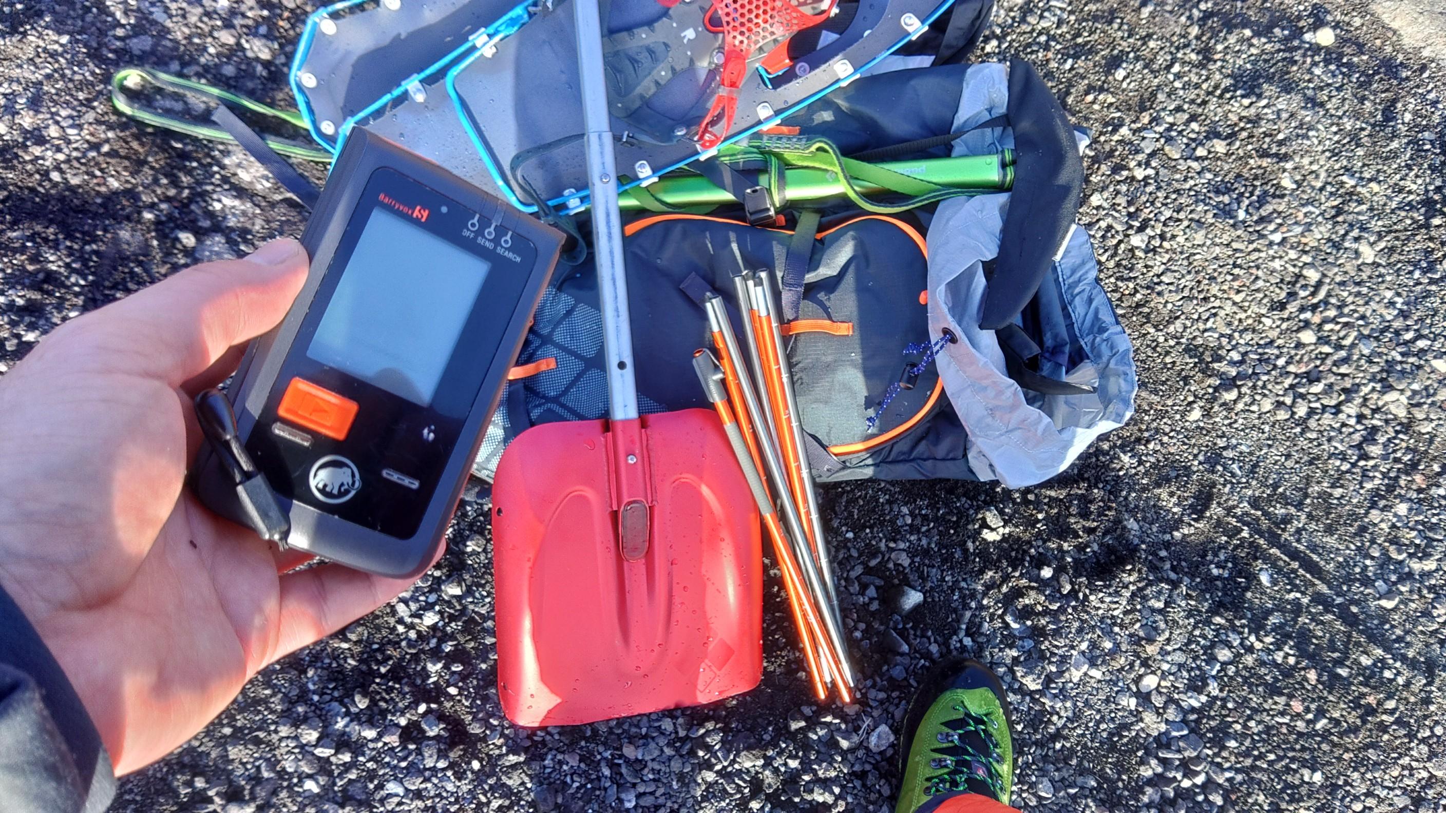 ビーコンとゾンデ 雪崩対策の必須装備！『雪山三種の神器』とは？ | YAMA HACK