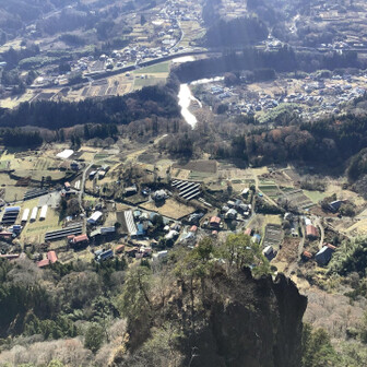 麓を見下ろす
川が堀の役目を果たしていることがわかる