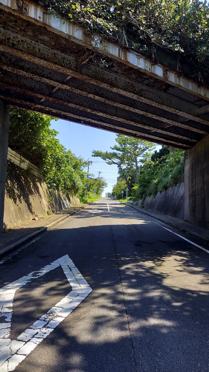 ノスタルジックな池島へ 西海市 観光の写真27枚目 島で数少ない片側一車線 Yamap ヤマップ