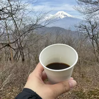 ギアに超絶詳しい“先生”と勝手に呼んでる先生がコーヒー☕️淹れてくれました🎵フィルター忘れて、私が持ってた医療用ガーゼで漉したのは内緒🤫❤️富士山見ながらの一杯は最高😍
