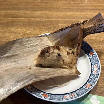 硫黄岳山荘で休憩
去年食べた中華ちまき！やっぱり美味しい
これを食べれるから周回コースにした意味は大きい！
この山荘、キレイだしトイレはウォシュレット、シャワーもあり！いつか泊まってみたい
