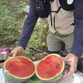 メンバーさんが持って来てくれました～😍。
スイカ🍉を川で冷やして、
みんなで食べました💕幸せ～💕