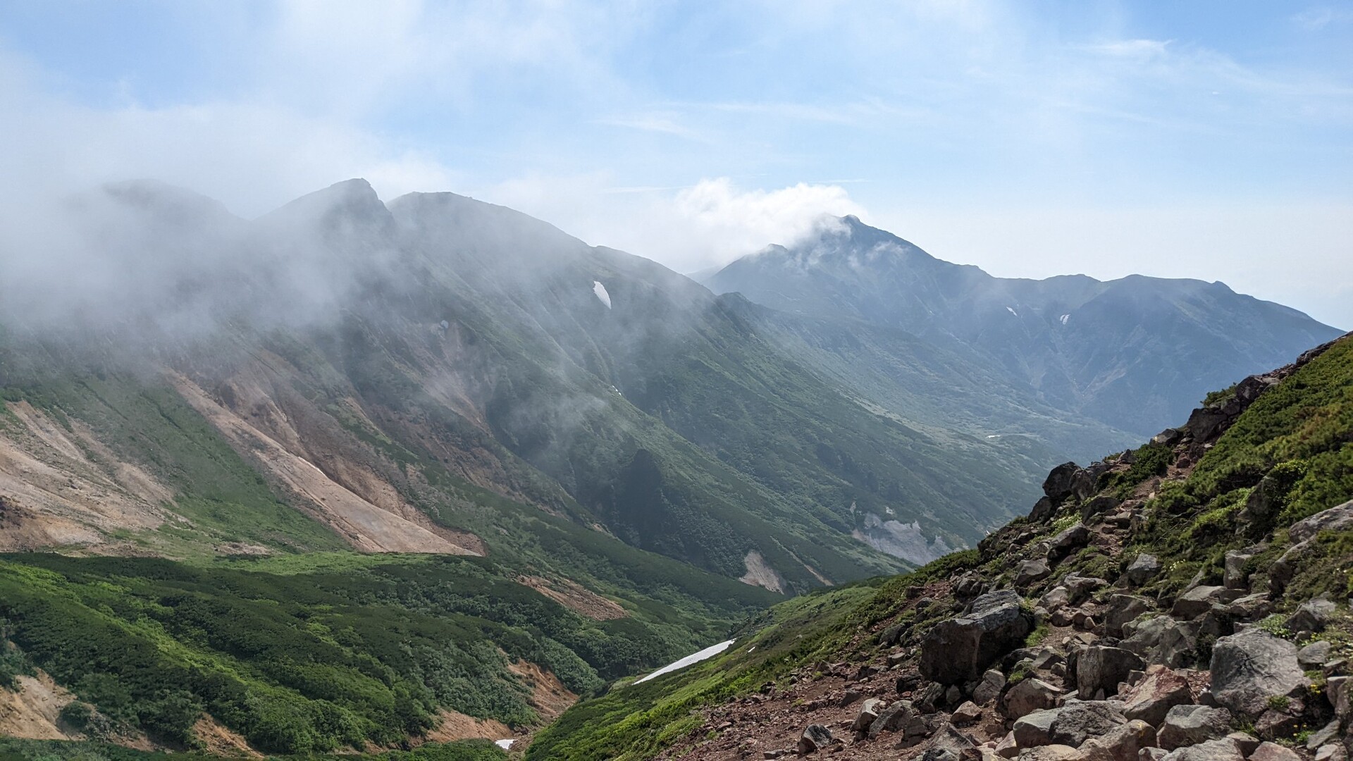 十勝岳 2077m ( 吹上温泉〜十勝岳温泉) 日本百名山 北海道の旅① / マジックハープさんの十勝岳・富良野岳・美瑛岳の活動データ
