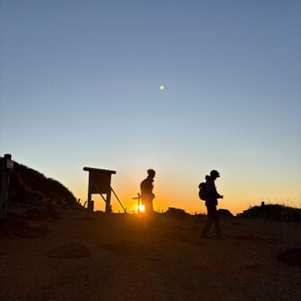 鉾峠からのご来光🌅お二人のシルエットがカッコいい〜‼️👍♬
