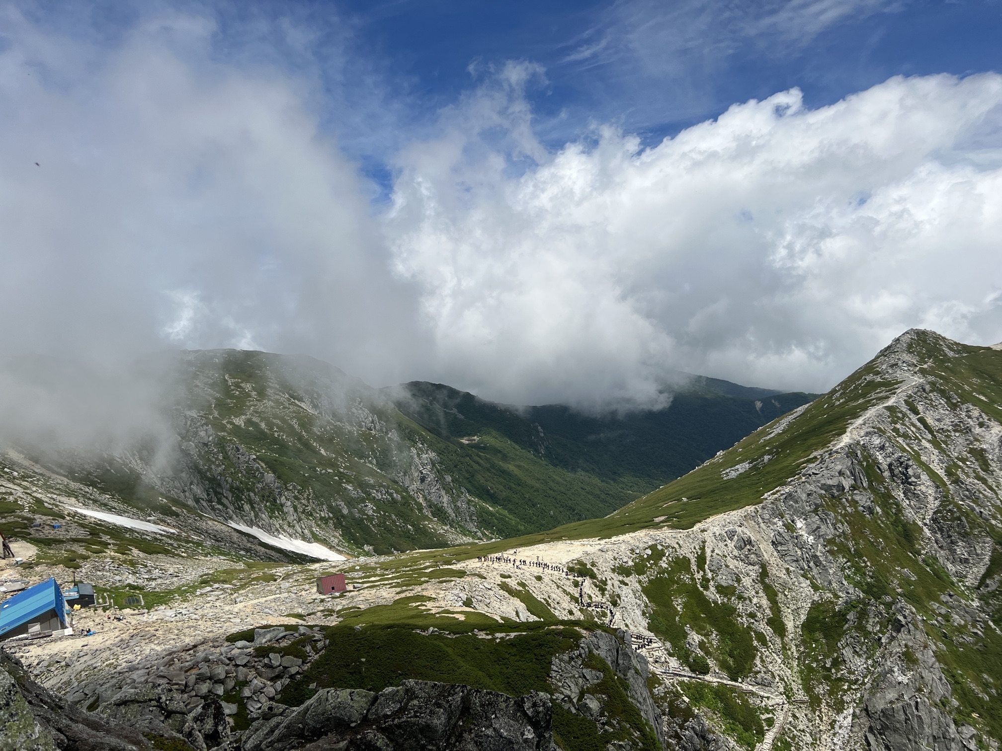 伊那前岳方面、下に見え小屋が、 宝剣岳山荘