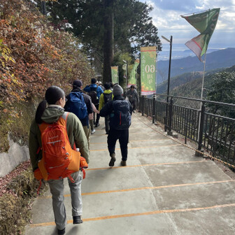 ケーブルカーで阿夫利神社前へ