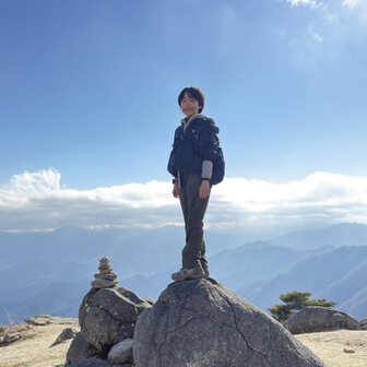白谷小丸到着‼️山頂標識がないので、岩の上で記念撮影📸
