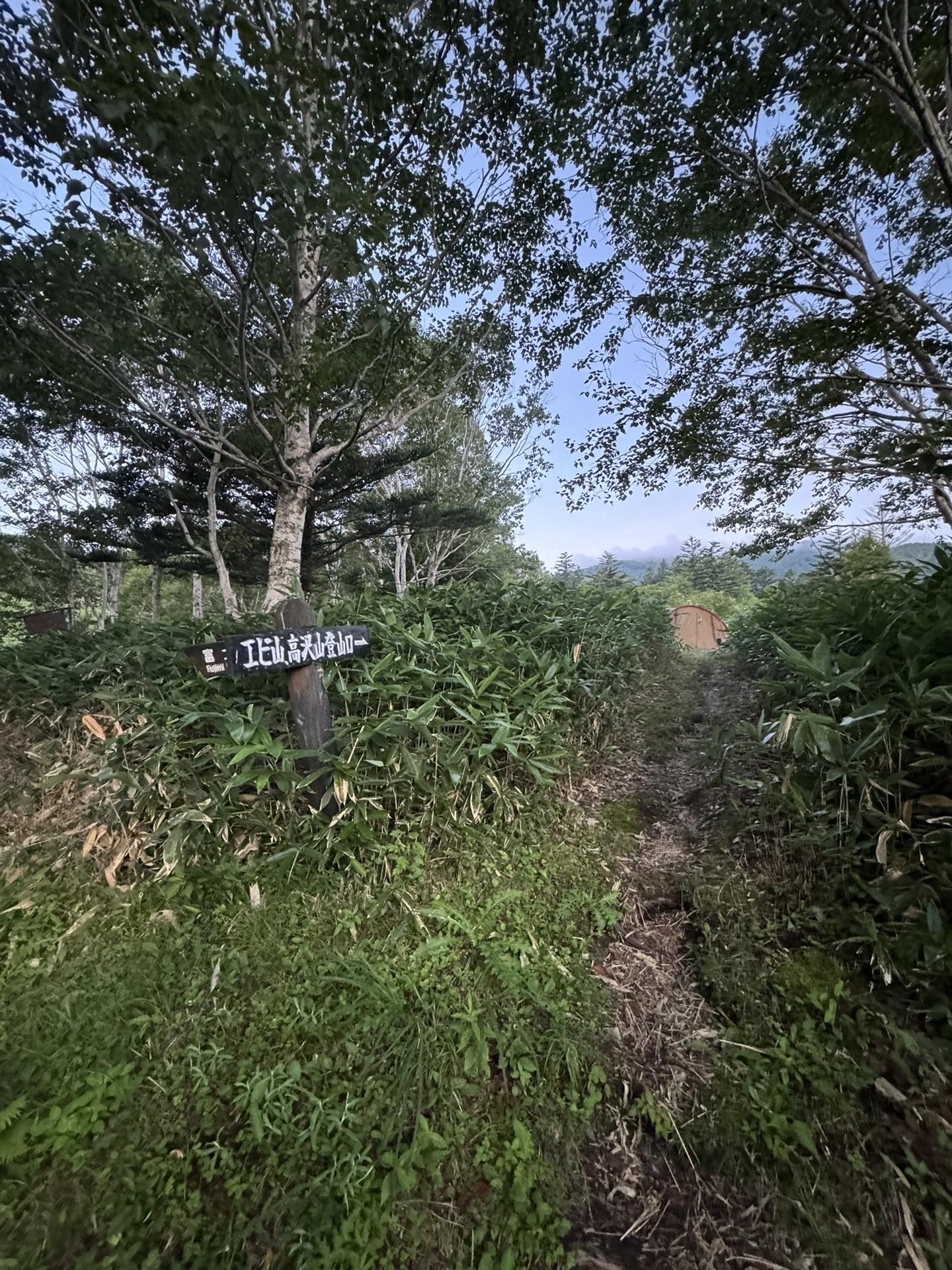 6時にテントに戻って朝飯の支度をしたかったので、4時半に出る予定でしたが、山頂でコーヒーでも飲もうかとライター持っていくため探してたら遅くなりました。結果的に見つからず諦めて出発。