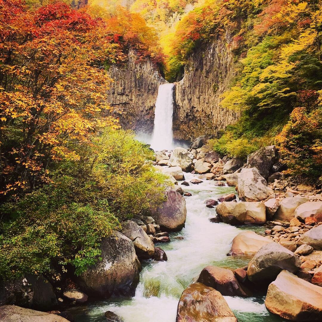 いもり池の妙高山と苗名滝はもうすぐ紅葉か コマジロさんのモーメント Yamap ヤマップ