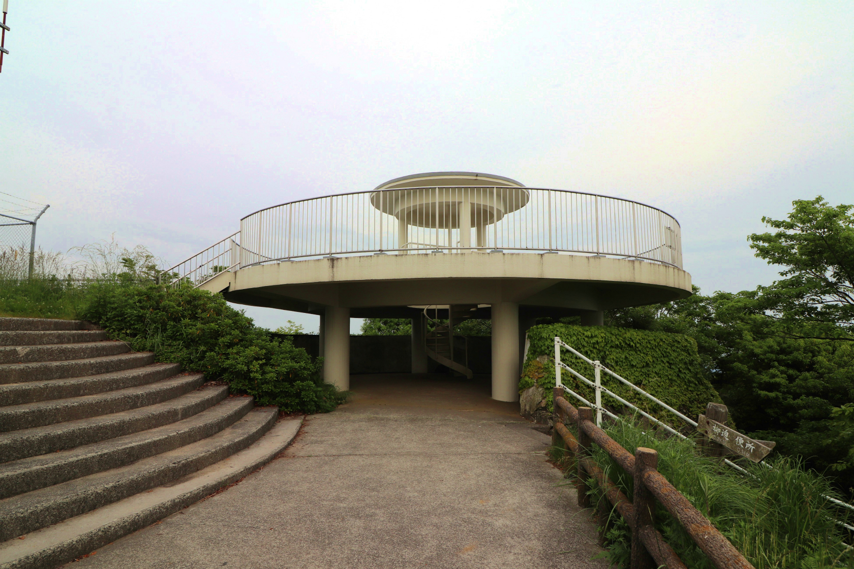 灰ケ峰山頂の展望台。そこの見晴らしよりも駐車場近くのところの方が見晴らし(かなり高度感がある)良かった🤭