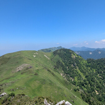 天狗塚から見た三嶺方向の景色✨

次は、こちらを歩きに、また来ます！😉