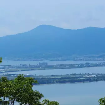 以下はテラスからの眺望。この画像は、琵琶湖と比叡山と三石岳。