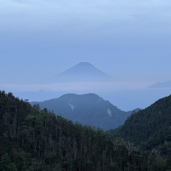 小屋から徒歩7分で行ける谷の合間の富士山ビュースポット