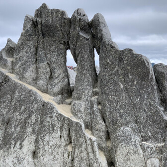 燕岳・餓鬼岳・唐沢岳 ビミョーなメガネ岩から、燕山荘を覗く