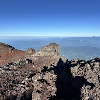 白山岳からの景色を眺めた後は、西側にある崖っぷち（釈迦の割石）まで行ってみました。