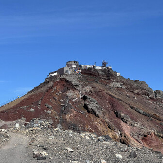 なんと頂上はこの要塞のような山の上！　20分かかります