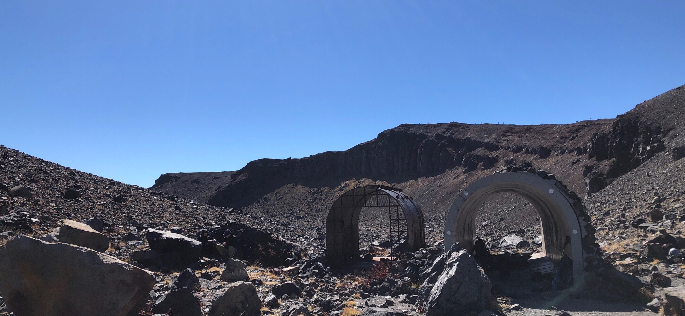 オコジョに会えた晴天の浅間山・前掛山 / 浅間山・黒斑山・篭ノ登山の写真24枚目 / 避難シェルターまで来ました ずっとこの景 YAMAP