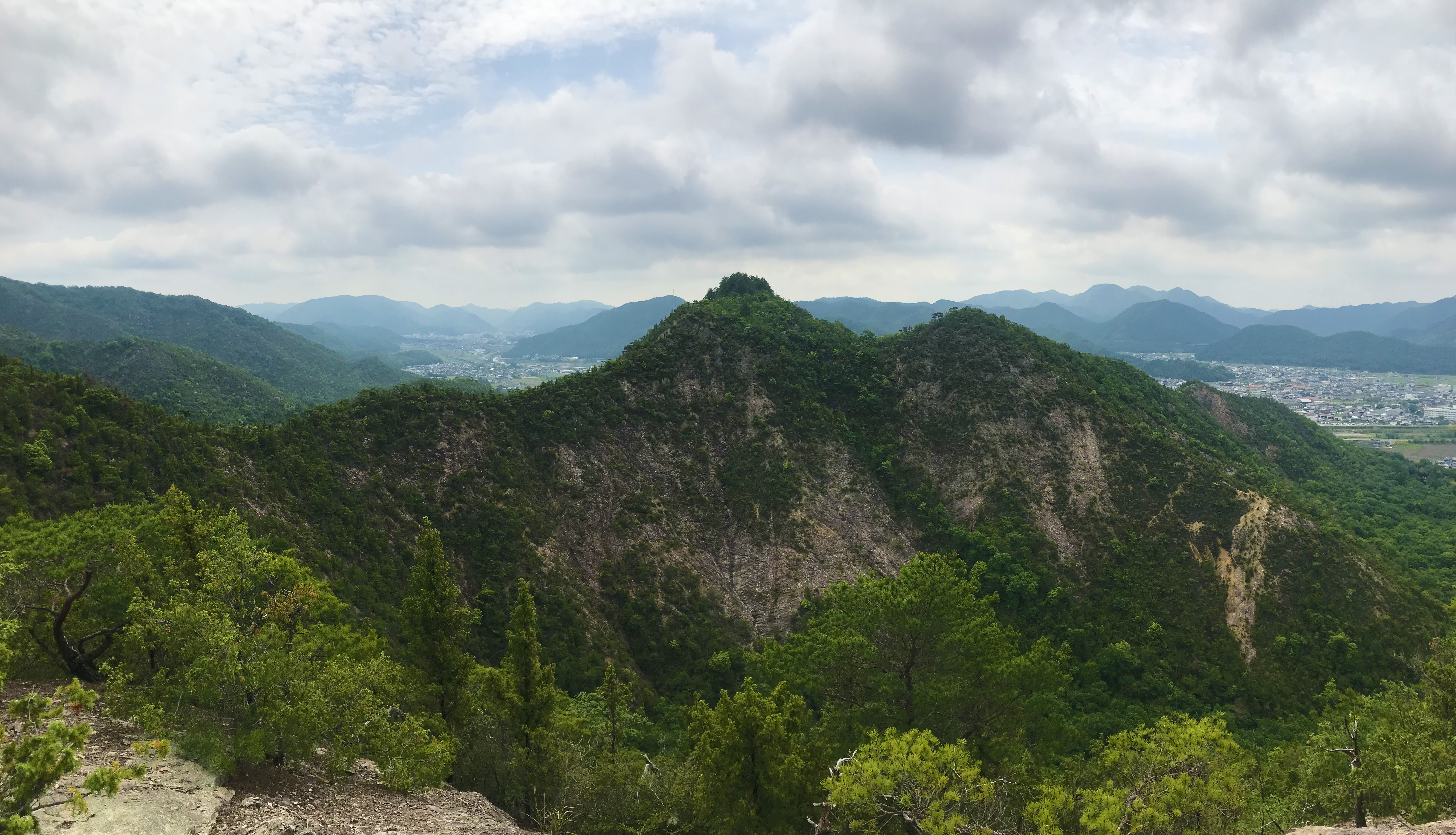 眼前に竜王山がみえます。岩感がすごい。